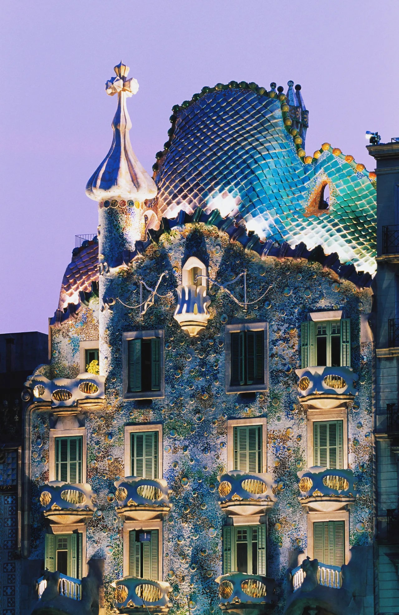 Творения гауди. Архитектура Гауди в Барселоне. Каса-Батльо Антонио Гауди. Барселона Архитектор Антонио Гауди. Дом Каса Батльо в Барселоне.