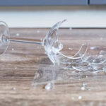 Как безопасно и чисто убрать разбитое стекло