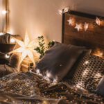 Гирлянды в спальне: украшение к Новому году и не только