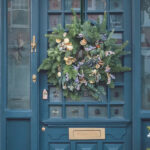 Поприветствуйте гостей новогодним декором двери