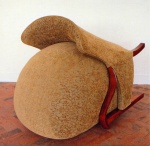 Утекающая обивка, пляшущие стулья и другие причуды мебельных скульптур Нины Сондерс