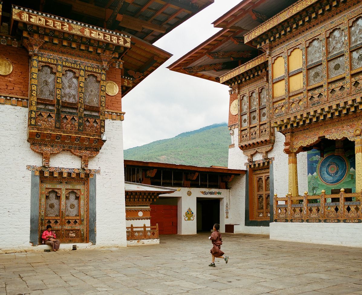 Бутан и воздух. Бутан Министерство счастья. Дом в стиле начала 20 века в бутане. Дома в бутане.