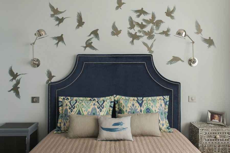 красивые птицы в интерьере спальни