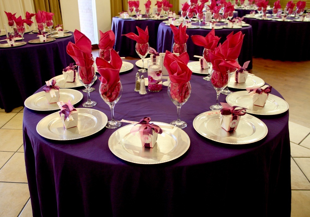 фиолетовая скатерть на свадебный стол