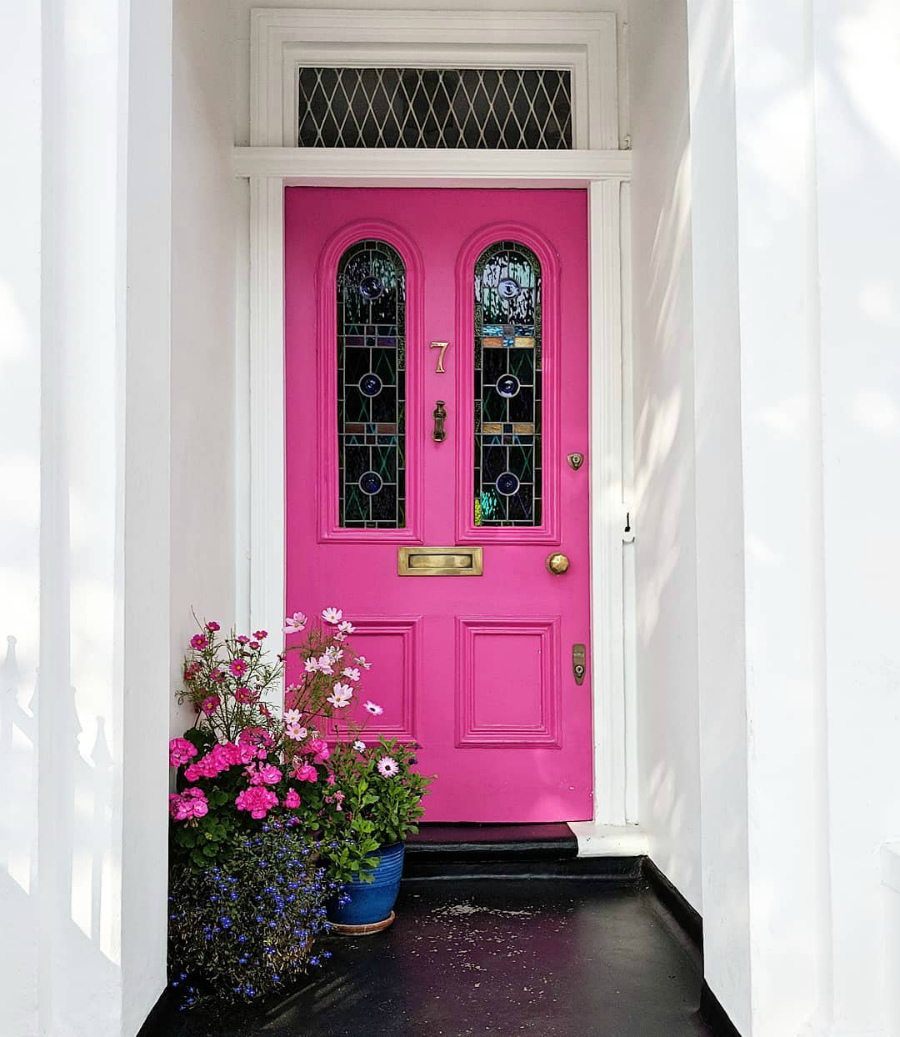 красивая розовая дверь 