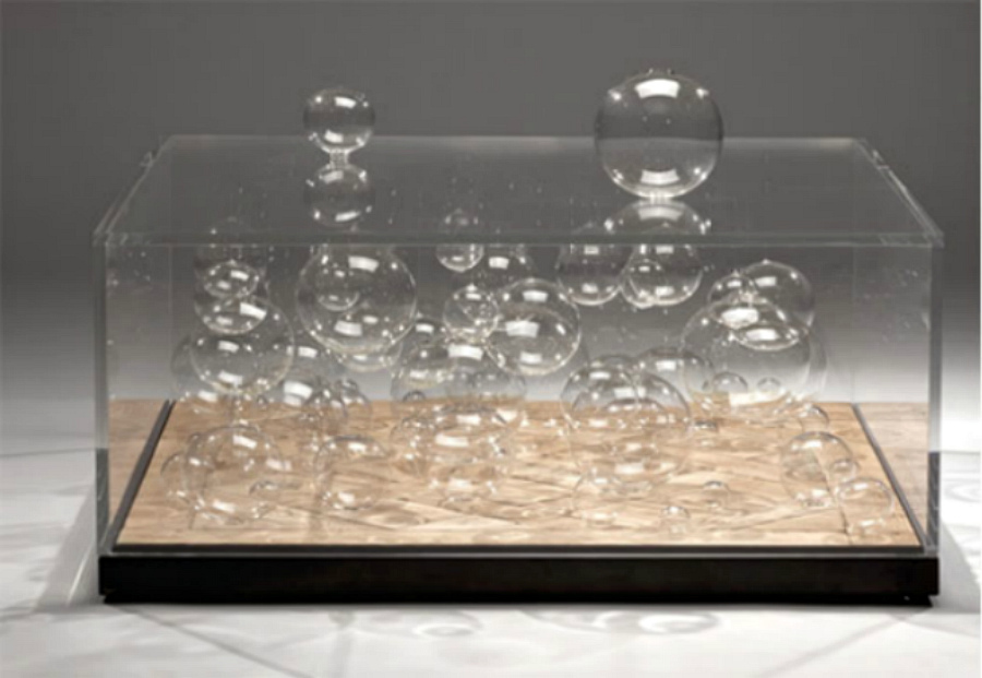 необычный стол с пузырями 