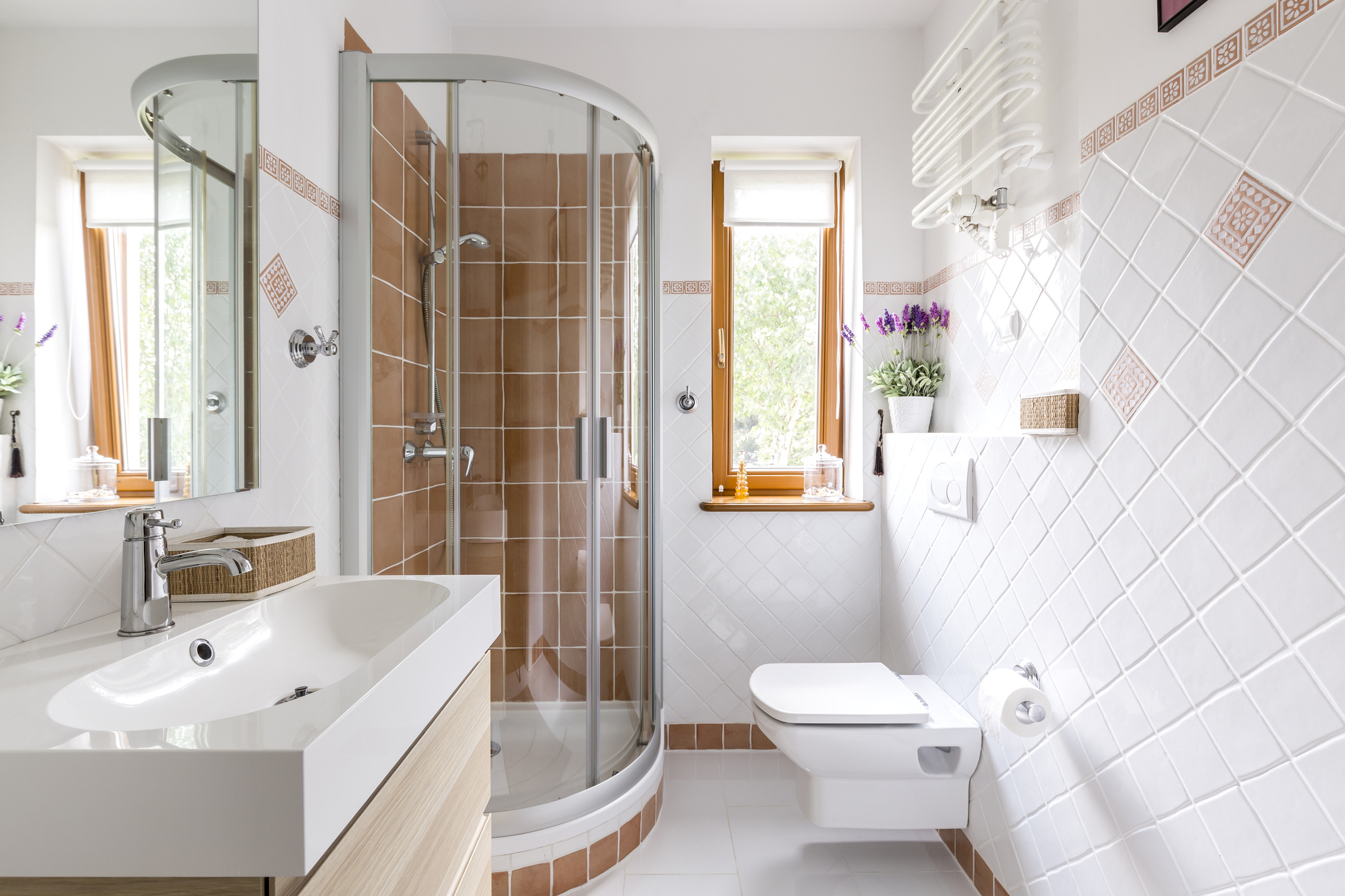 ванна с душевой кабиной, дизайн душевой, интерьер ванной комнаты с душем