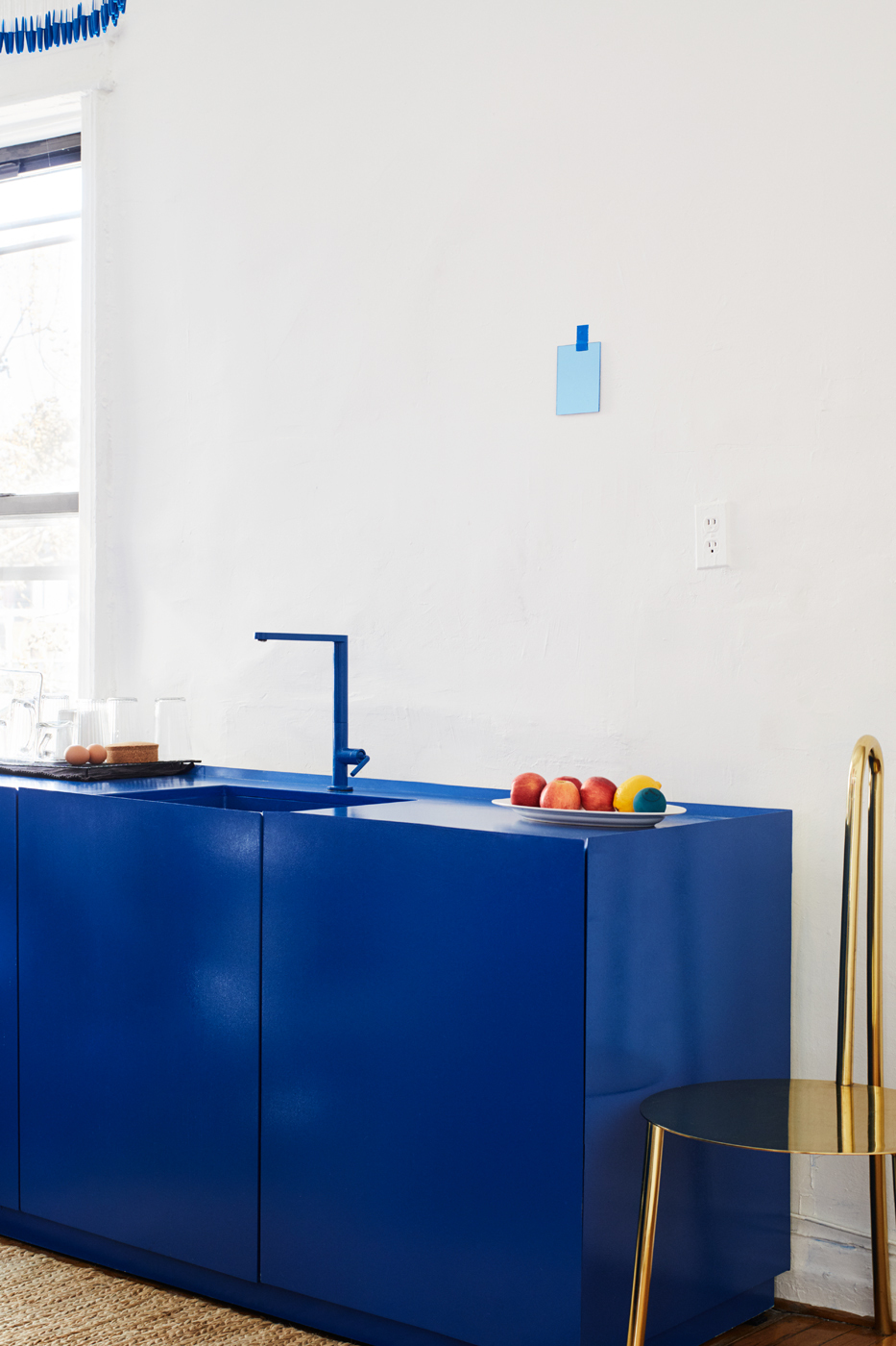 синяя мебель в интерьере кухни, дизайнер — Гарри Нуриев