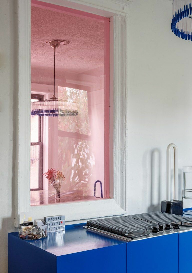 розовое окно — цветовой акцент в интерьере квартиры