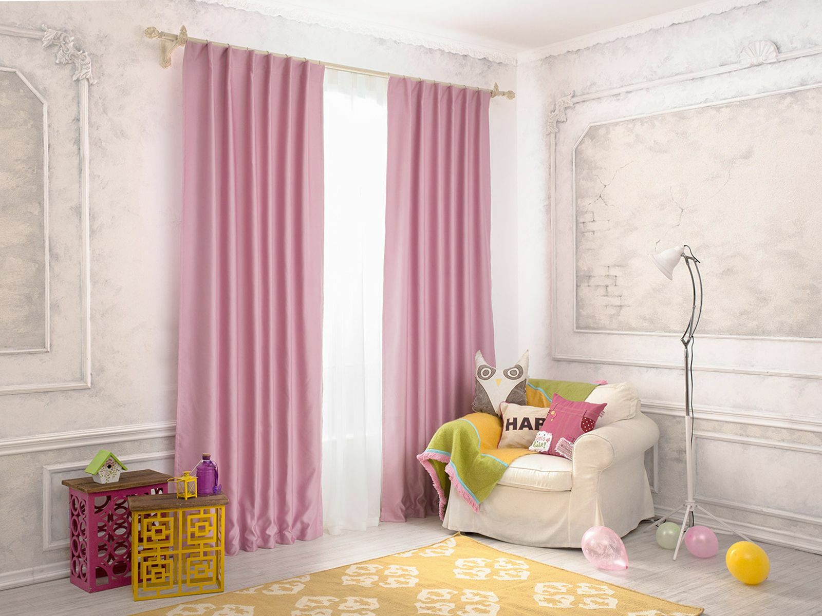 детская комната с розовыми шторами
