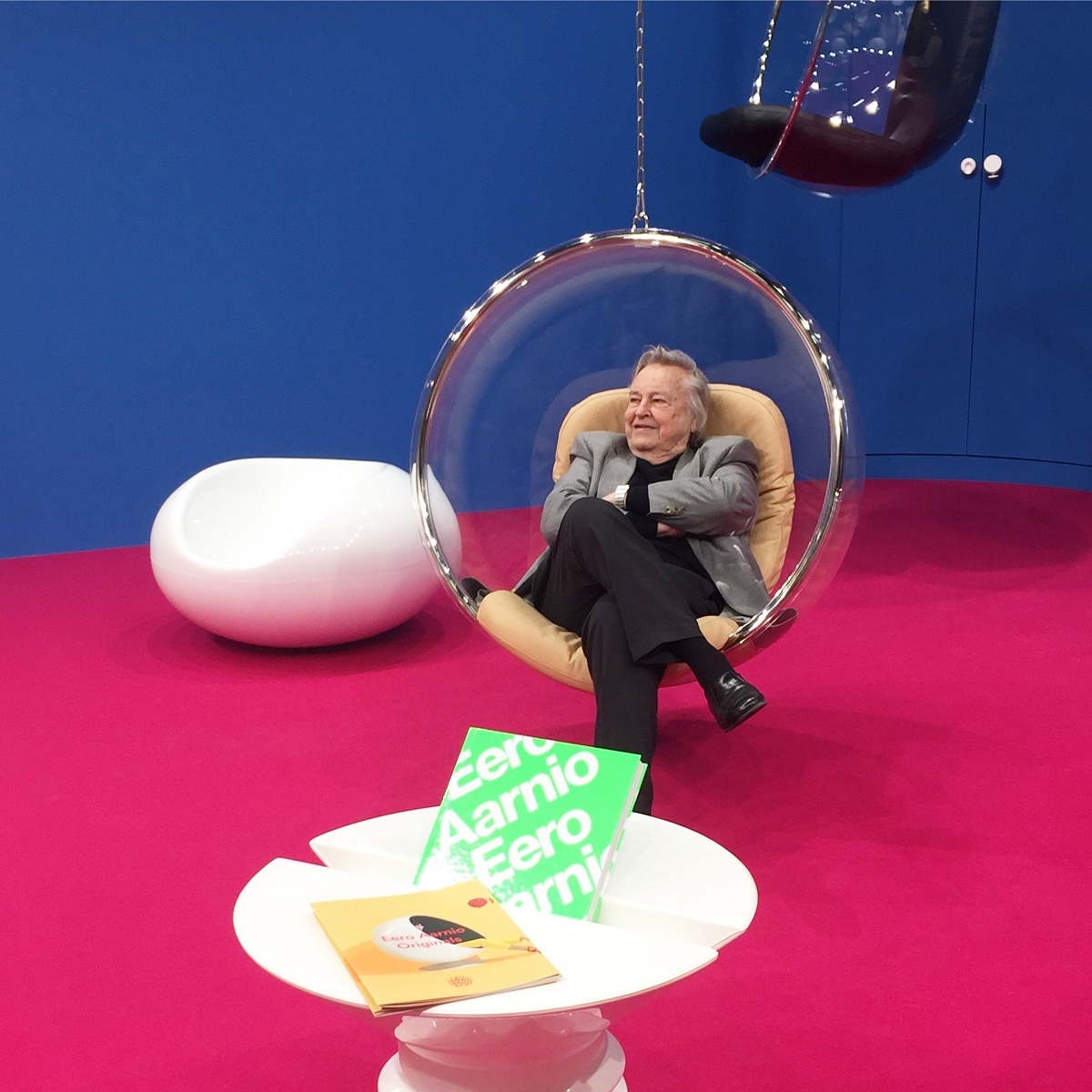 дизайнер Ээро Аарнио в своем Bubble Chair
