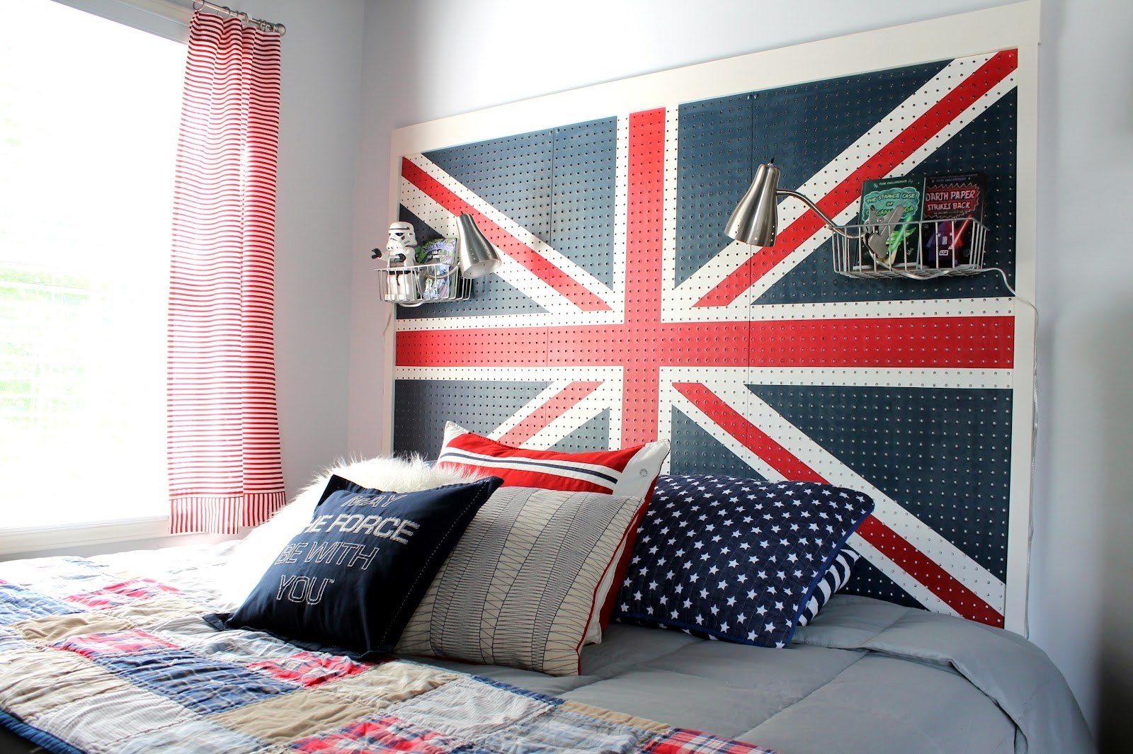 британский флаг в интерьере спальни