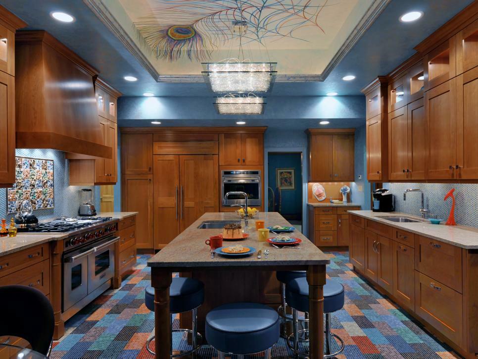 цветной потолок на кухне