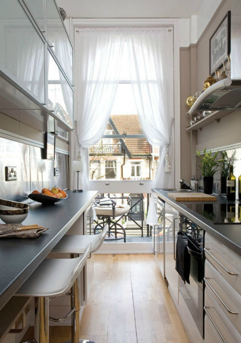 дизайн узкой кухни с окном 