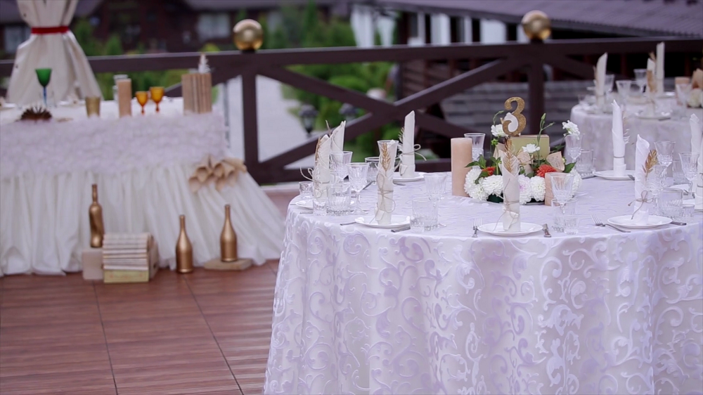 белоснежная скатерть на свадебный стол