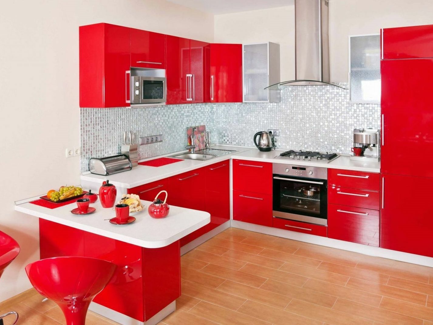 дизайн яркой кухни в красном цвете