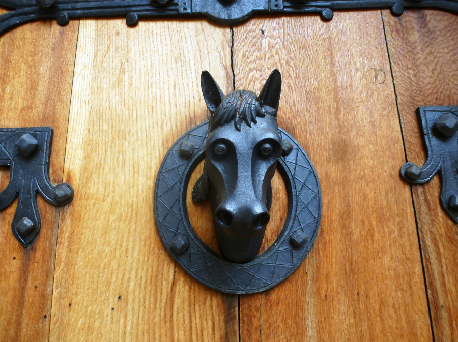 изображение лошади на двери 
