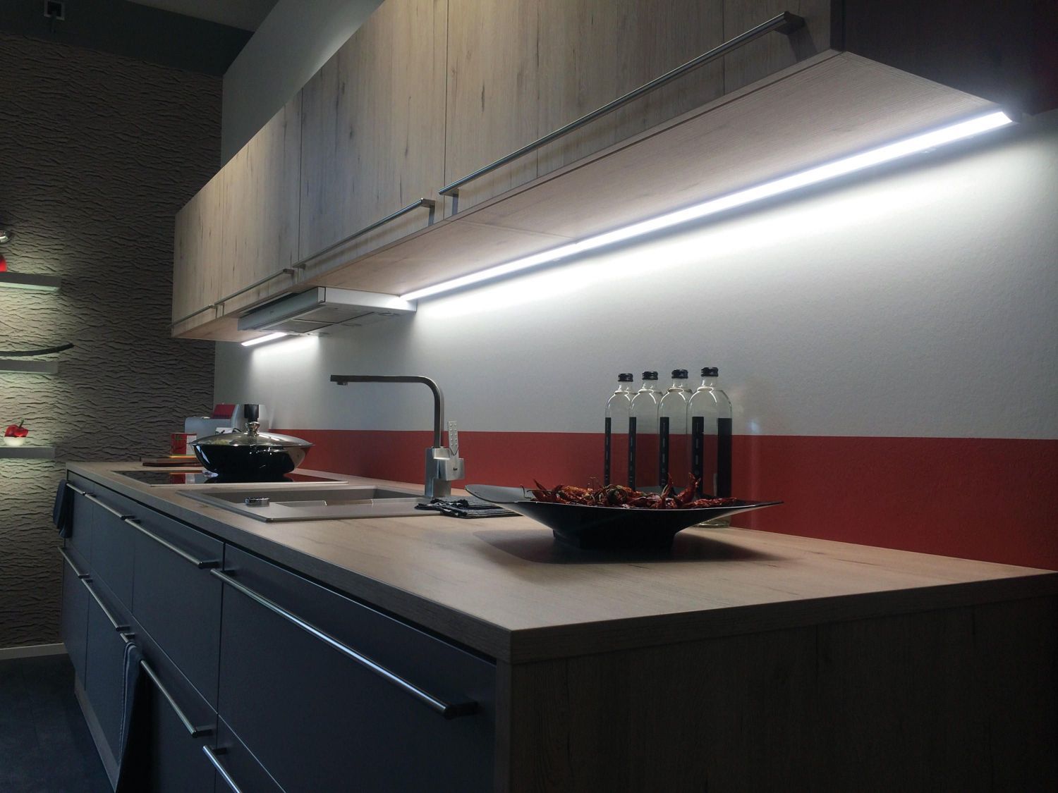 как прикрепить светодиодную ленту к кухонному гарнитуру