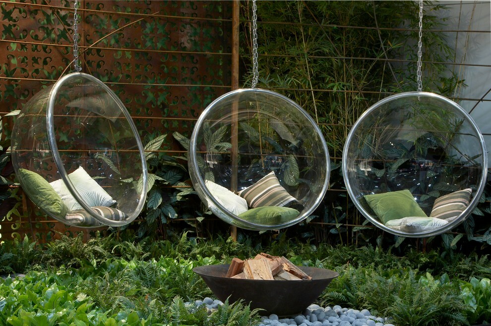 Bubble Chair в саду