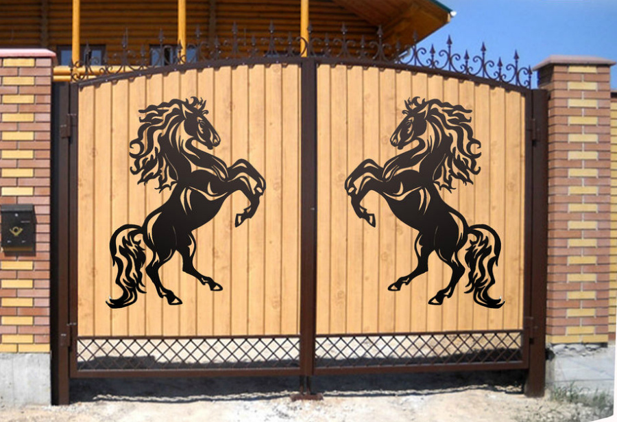 изображение лошади на воротах